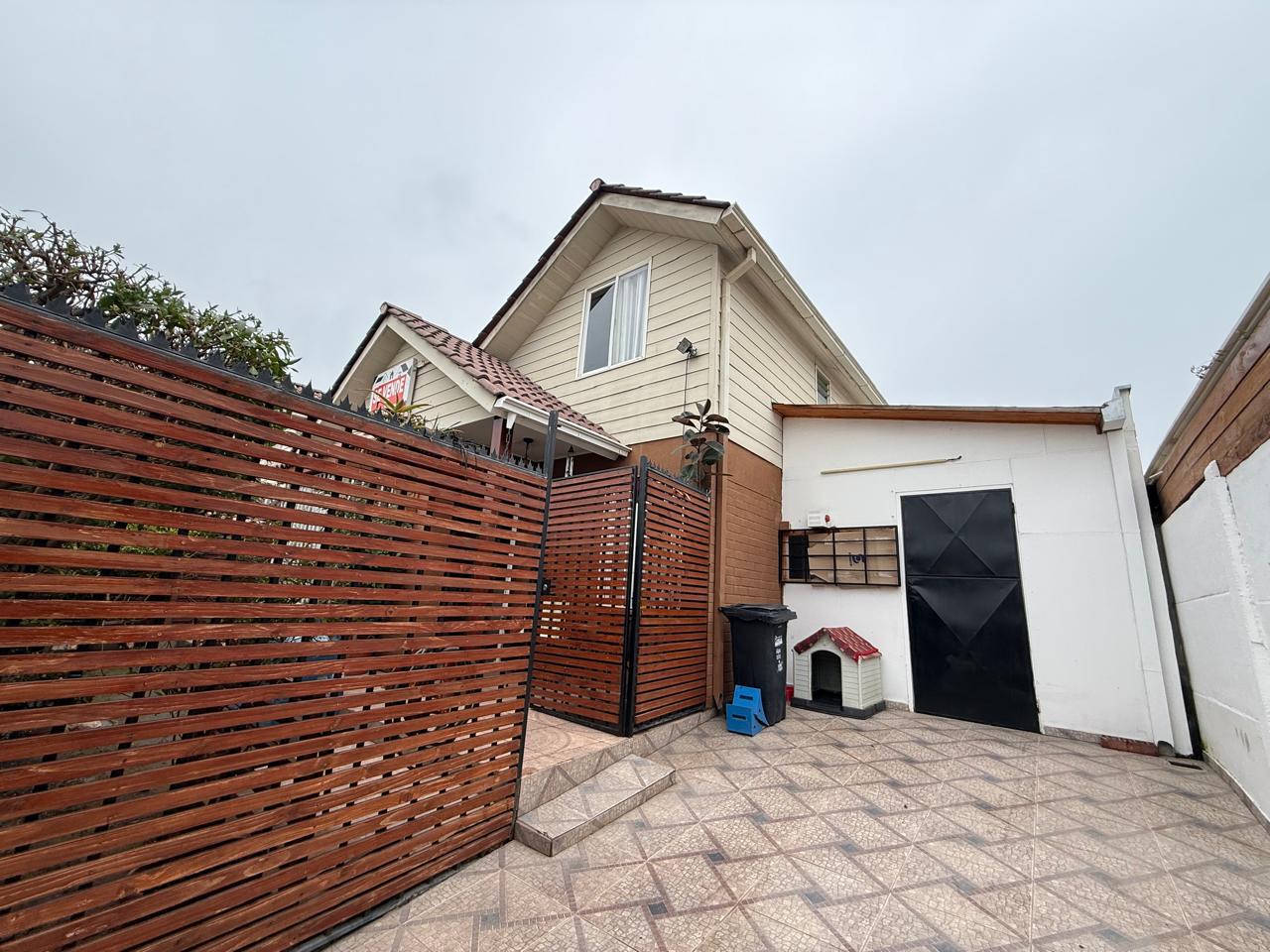 Casa aislada dos pisos con local comercial en Larapinta, Lampa